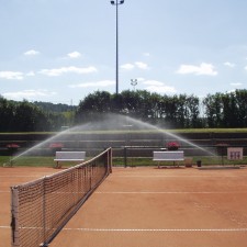 photo arrosage terrain de tennis par turbine Falcon 6500 HS