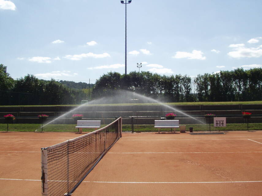 photo arrosage terrain de tennis par turbine Falcon 6500 HS