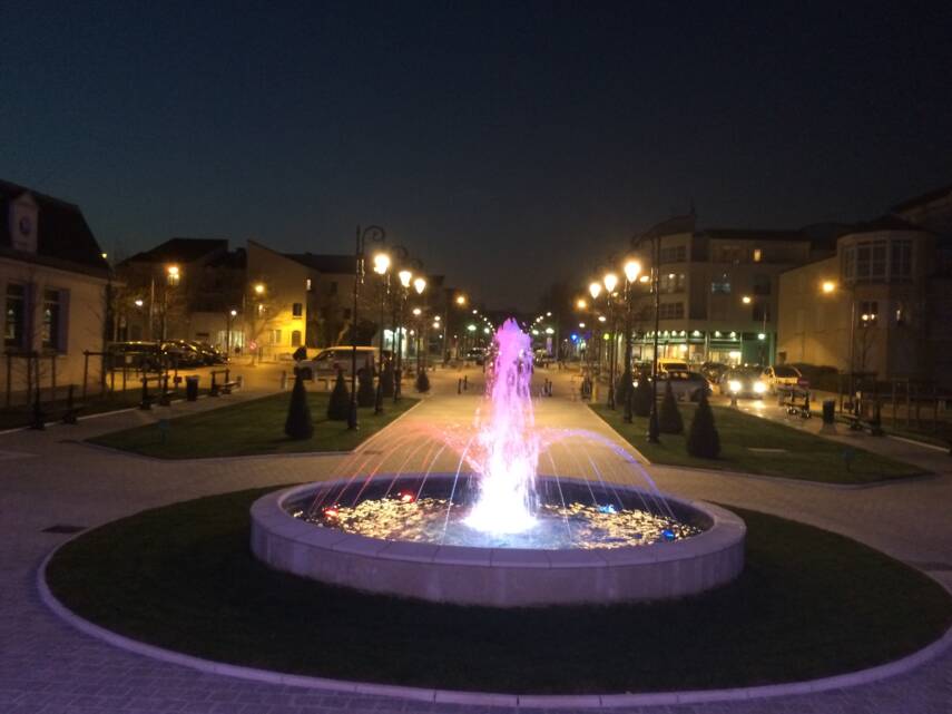 Fontaine circulaire mairie d'athis mons de nuit vue 2