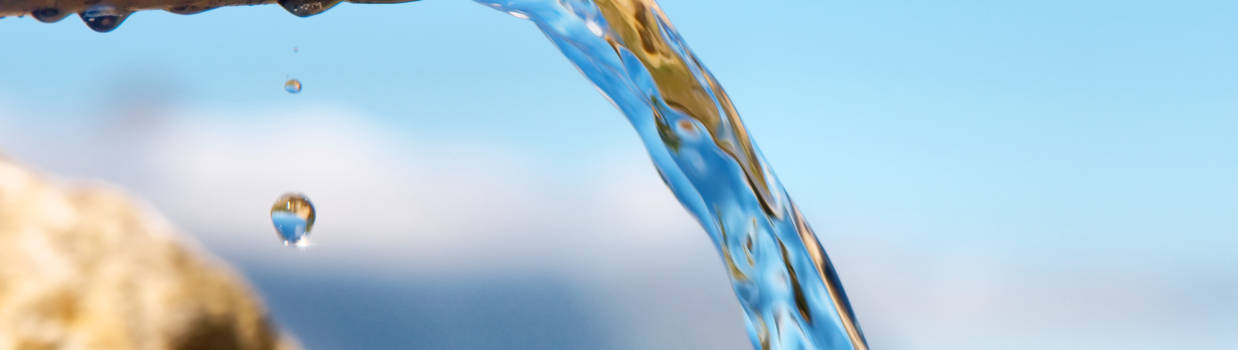 eau qui coule depuis un tuyau