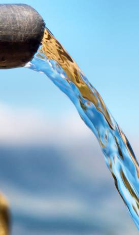 eau qui coule depuis un tuyau