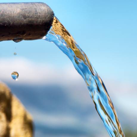 eau qui coule depuis un tuyau