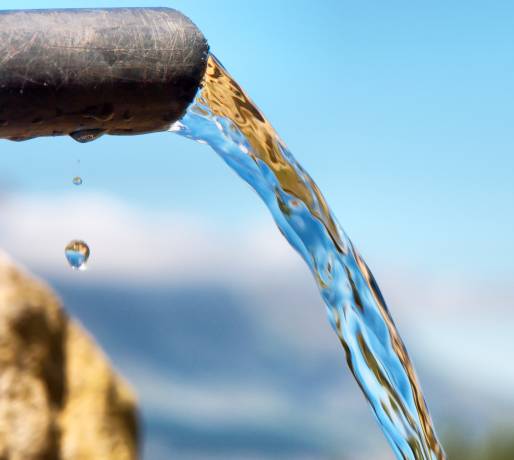 eau qui coule depuis un tuyau