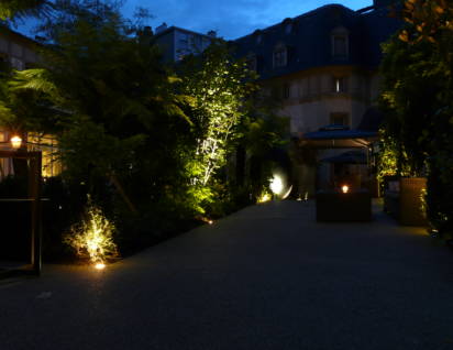 hôtel renaissance éclairage des allées du jardin