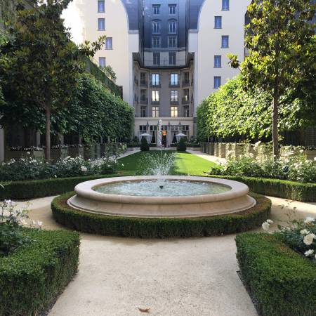 photo d'une fontaine de l'hôtel ritz