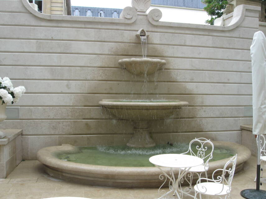 photo d'une fontaine de l'hôtel ritz