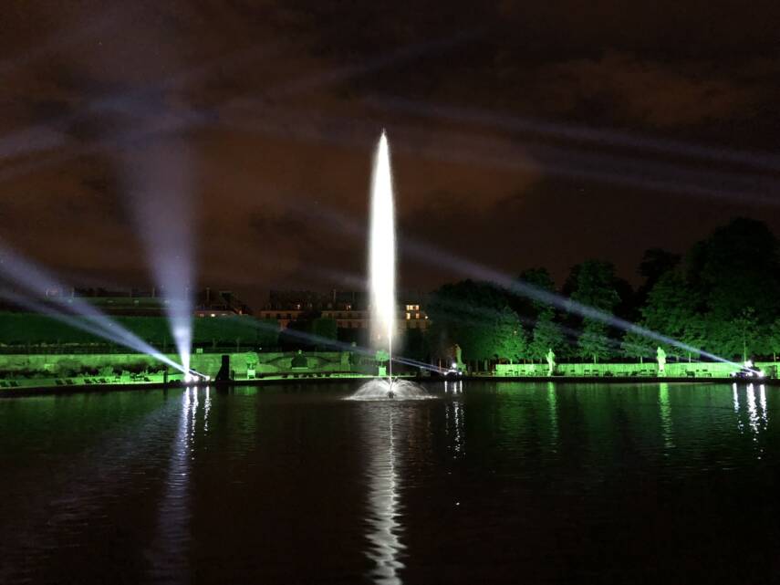 La fontaine du Jardin des Tuileries de nuit